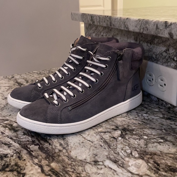 🤍🤎NEVER WORN UGG SNEAKERS🤎🤍 - Picture 2 of 5